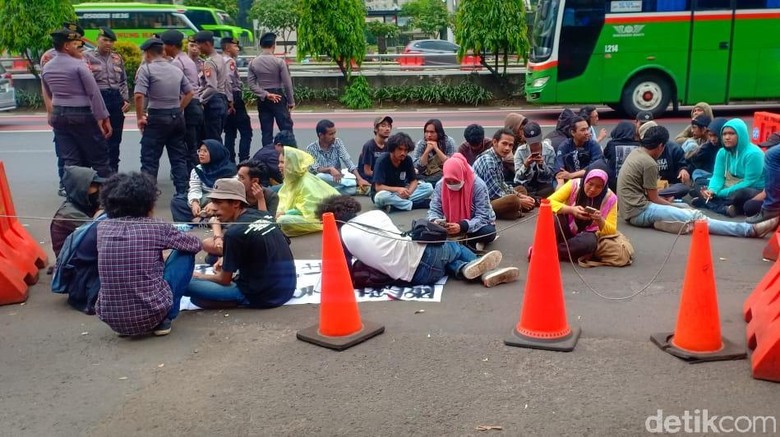 Massa Eks Karyawan Freeport Aksi di Polda Metro Minta Rekannya Dibebaskan