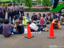 Massa Eks Karyawan Freeport Aksi di Polda Metro Minta Rekannya Dibebaskan