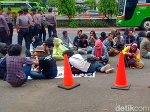 Massa Eks Karyawan Freeport Aksi di Polda Metro Minta Rekannya Dibebaskan Massa Eks Karyawan Freeport Aksi di Polda Metro Minta Rekannya Dibebaskan