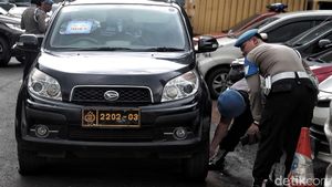 Polisi Tertibkan Parkir Liar di Halaman Polda Metro Jaya