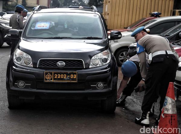 Polisi Tertibkan Parkir Liar di Halaman Polda Metro Jaya