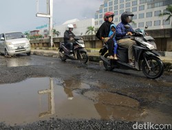 Jalan Rusak Ancam Pemotor