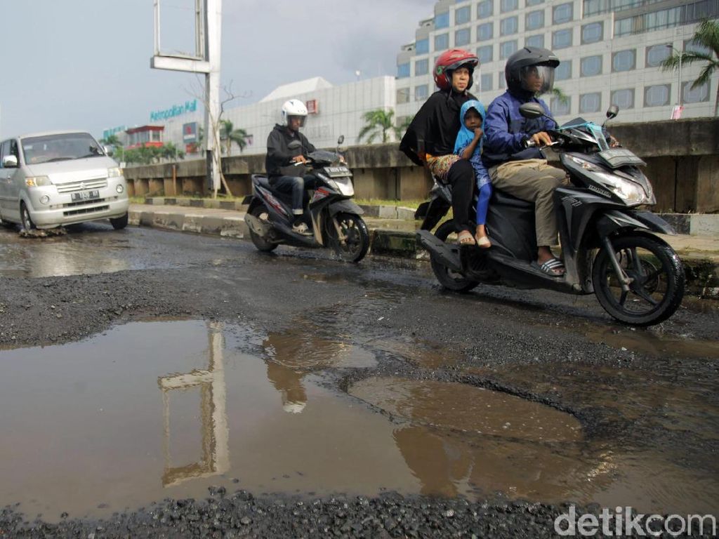 Jalan Rusak Ancam Pemotor Jalan Rusak Ancam Pemotor