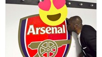 Kalau Arsenal mengunggah foto saat Ian Wright mencium logo klub. (Foto: Istimewa)
