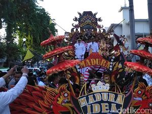 Sebelum ke Gedung Grahadi, Khofifah-Emil Disuguhi Aksi Teatrikal