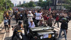 Begini Kemeriahan Arak-arakan Khofifah-Emil di Surabaya
