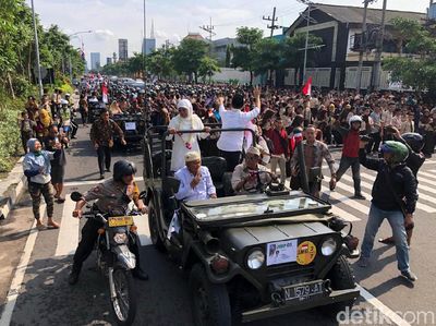 Begini Kemeriahan Arak-arakan Khofifah-Emil di Surabaya