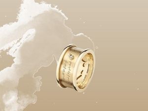 Perhiasan dengan Kutipan Puisi Arab Ini Dibuat untuk Rayakan Valentine