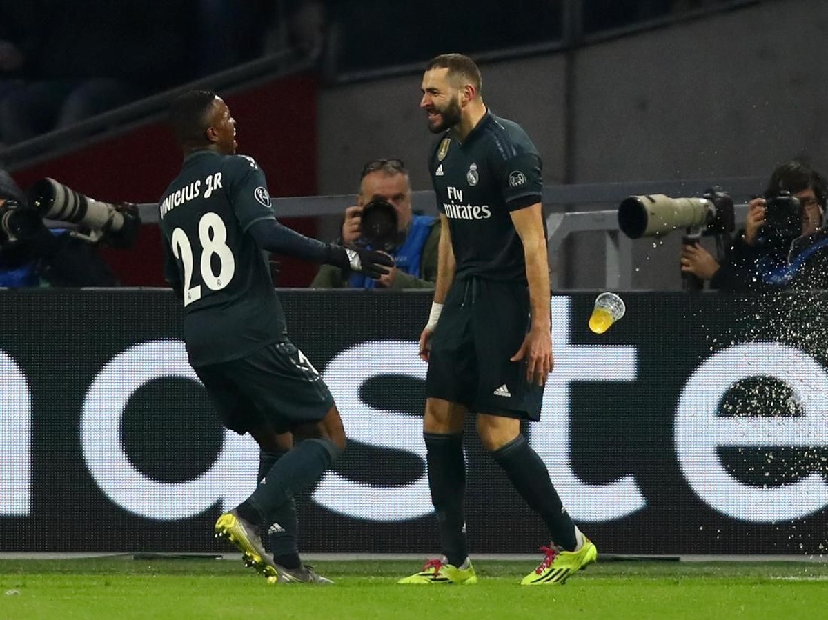 Karim Benzema dan Vinicius Junior merayakan gol Real Madrid ke gawang Ajax Amsterdam. (Foto: Dean Mouhtaropoulos/Getty Images)