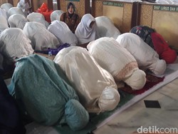 Bersama Jemaah Khofifah-Emil Sujud Syukur di Masjid Al-Akbar Surabaya