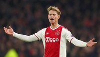 Frenkie De Jong menjadi pemain belia paling disorot musim ini. Ia membawa Ajax Amsterdam tampil gemilang di Liga Champions dengan melaju sampai semifinal. Gelandang 22 tahun itu bahkan sudah direkrut Barcelona sejak Januari. (Foto: Lars Baron/Getty Images)