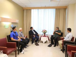 Jenguk Bu Ani di Singapura, Prabowo Disambut Mantan di RS