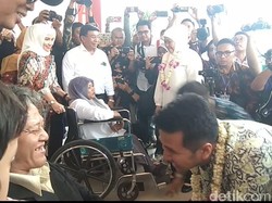 Tiba di Juanda, Khofifah-Emil Disambut Relawan: Maturnuwun Ya
