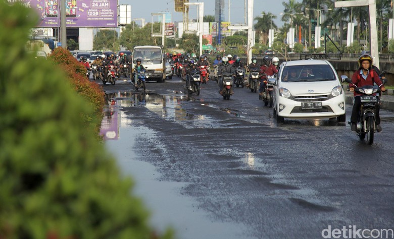 Jalan rusak di Kalimalang, Bekasi. Foto: Rifkianto Nugroho