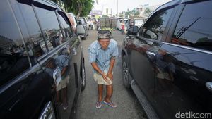 Potret Pengemis di Tengah Kepadatan Lalu-lintas di Bekasi