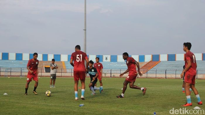 Latihan Persela Lamongan. (Foto: Eko Sudjarwo/Detikcom) Latihan Persela Lamongan. (Foto: Eko Sudjarwo/Detikcom)