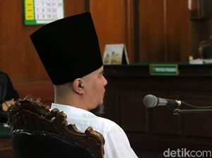 Kini Dhani Berpeci Sufi di Sidang Ketiga Kasus Idiot Kini Dhani Berpeci Sufi di Sidang Ketiga Kasus Idiot