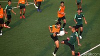 Dalam latihan tersebut, Timnas dibagi menjadi dua tim.