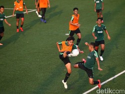 Dalam latihan tersebut, Timnas dibagi menjadi dua tim.