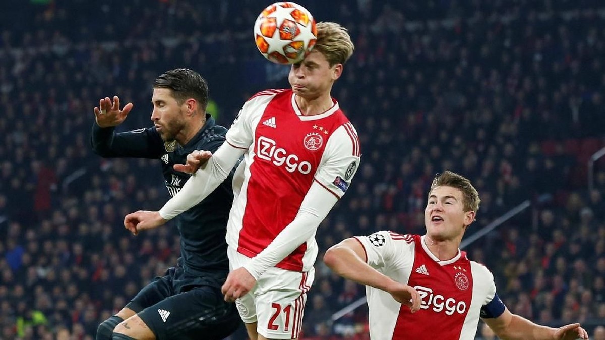 Sergio Ramos dicurigai sengaja dapat kartu kuning dalam laga Real Madrid vs Ajax Amsterdam (REUTERS/Eva Plevier)