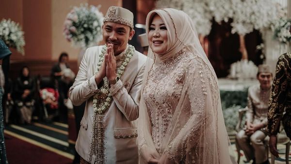 Gaya Hijab Risa Saraswati Saat Menikah yang Dihadiri Teman Gaibnya