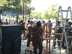 Satpol PP Tertibkan Belasan Lapak PKL di Jalan Sudarsono Cirebon