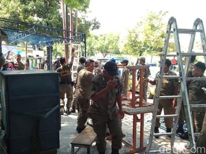 Satpol PP Tertibkan Belasan Lapak PKL di Jalan Sudarsono Cirebon Satpol PP Tertibkan Belasan Lapak PKL di Jalan Sudarsono Cirebon