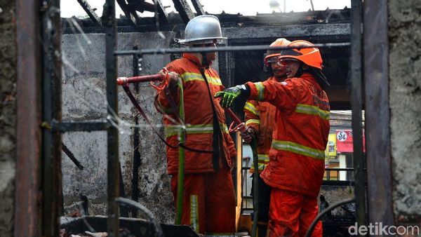 Petugas Damkar Padamkan Api yang Lahap Dua Ruko di Cipadung