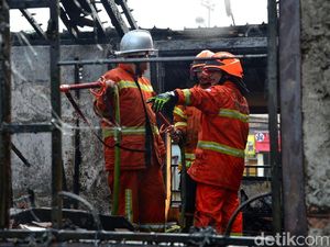 Petugas Damkar Padamkan Api yang Lahap Dua Ruko di Cipadung