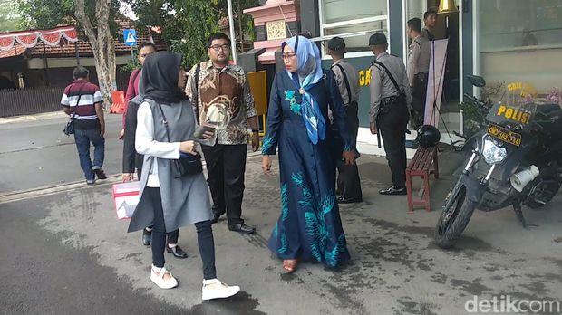 ASR dan ibu menanyakan perkembangan kasus Saddil Ramdani di Polres Lamongan. 