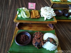 Ayam Baper : Uniknya Ayam Bakar Kopi dengan Wadah Instagenik