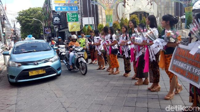 Berita KPU Bali Bagi-bagi Mawar Sambil Ajak Milenial Tak Golput Selasa 23 April 2024