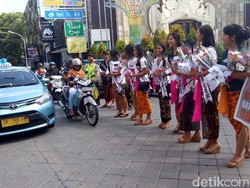 KPU Bali Bagi-bagi Mawar Sambil Ajak Milenial Tak Golput