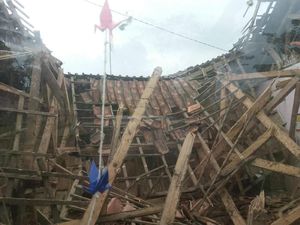 Diduga Sudah Lapuk, Atap Ruang SD Sumberjaya Ciamis Ambruk