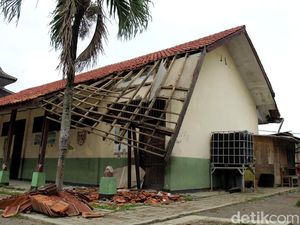 Miris, SDN Cicau 01 di Cikarang Sudah 2 Pekan Rusak Parah