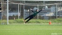 Penjaga gawang Timnas Indonesia U-22 tampak serius berlatih.