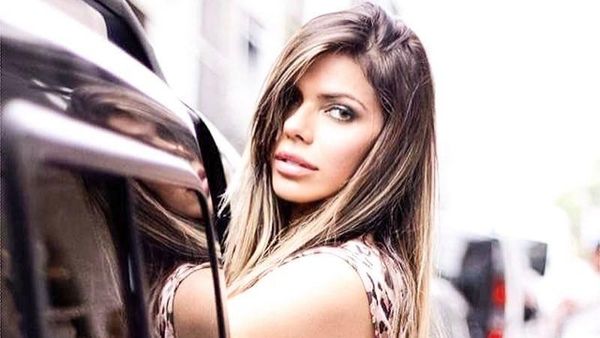 Pesona Suzy Cortez, Model Seksi yang Bisa Angkat Beban Pakai Bokong