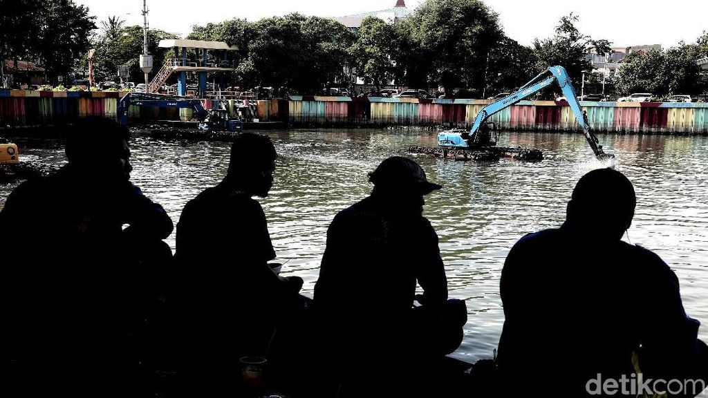 Normalisasi Danau Sunter Jadi Tontonan Warga Normalisasi Danau Sunter Jadi Tontonan Warga