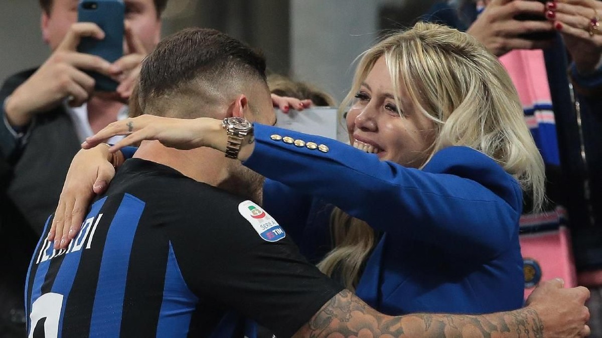 Wand Nara dan striker Inter Milan, Mauro Icardi. (Foto: Emilio Andreoli/Getty Images)