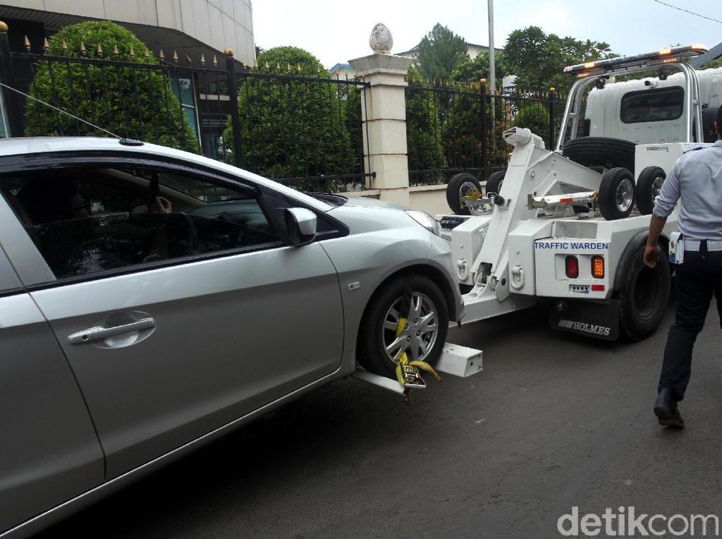Parkir Liar, 43 Kendaraan di Senopati-Gunawarman Jaksel Diderek Dishub