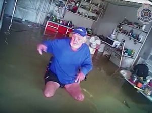 Saat Kakek Berkursi Roda Tak Berkutik Dikepung Banjir Saat Kakek Berkursi Roda Tak Berkutik Dikepung Banjir