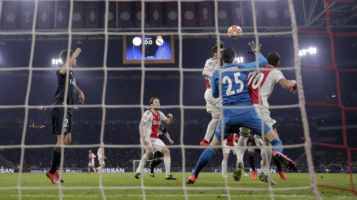 Gol Ajax ke gawang Real Madrid yang dicetak Nicolas Tagliafico dianulir wasit lewat VAR (Foto: Lars Baron/Getty Images)