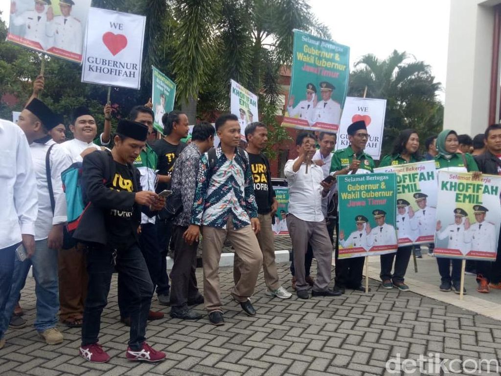 Puluhan Relawan Sambut Kedatangan Khofifah-Emil di Bandara Juanda Puluhan Relawan Sambut Kedatangan Khofifah-Emil di Bandara Juanda