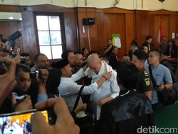 Serban yang Diterima Ahmad Dhani Usai Sidang Milik Gus Dur?