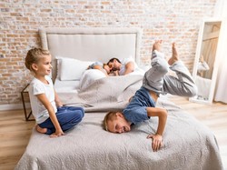 Bunda, Simak Yuk Aturan Main Lakukan Ehem Saat Ada Si Kecil