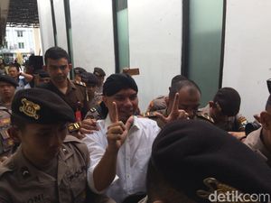 Tiba di Pengadilan, Dhani Nilai Pengamanan Sidang Terlalu Berlebihan Tiba di Pengadilan, Dhani Nilai Pengamanan Sidang Terlalu Berlebihan