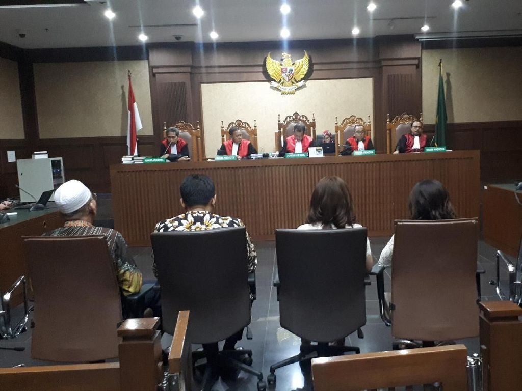 Terima Suap dari Gatot Pujo, 4 Legislator Sumut Divonis 4 Tahun Bui Terima Suap dari Gatot Pujo, 4 Legislator Sumut Divonis 4 Tahun Bui
