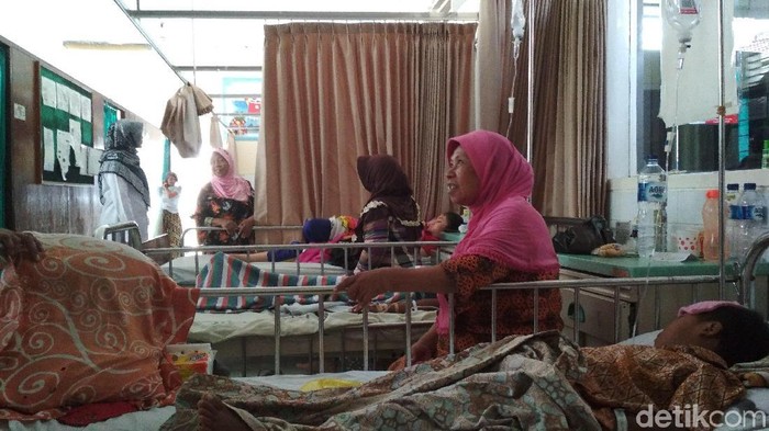Pasien demam berdarah di Blitar tengah menerima perawatan. (Foto : Erliana Riady) Pasien demam berdarah di Blitar tengah menerima perawatan. (Foto : Erliana Riady)