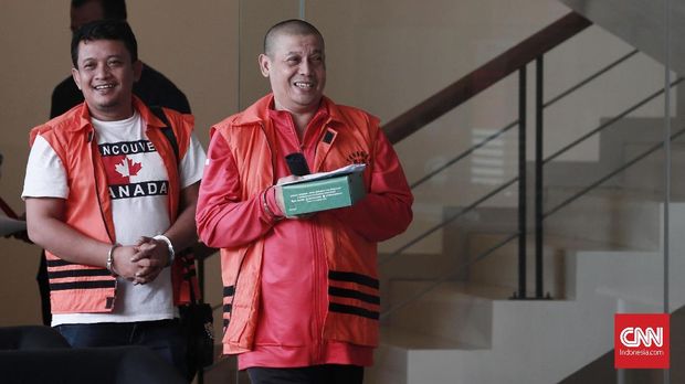 Tersangka Pejabat Pembuat Komitmen (PPK) pada Kemenpora Adhi Purnomo (baju merah) dan Staf Kemenpora Eko Triyanto (baju putih) setelah diperiksa di Gedung KPK Merah Putih, Jakarta, Kamis 14 Februari 2019.