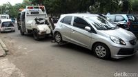 Parkir Sembarangan, Mobil-mobil Ini Diangkut Dishub DKI